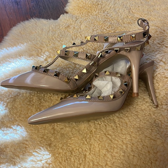Gorgeous patent leather caged stud heels - Picture 3 of 5